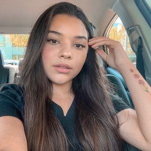 Meet your Posher, Cinthia